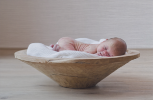 babyfoto-op-aluminium-geborsteld
